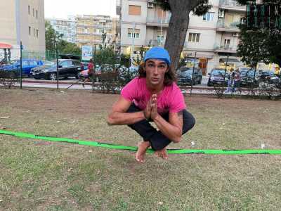 ... gambe incrociate e mani giunte, cos� da eseguire un perfetto buddha bounce (salto a gambe incrociate)